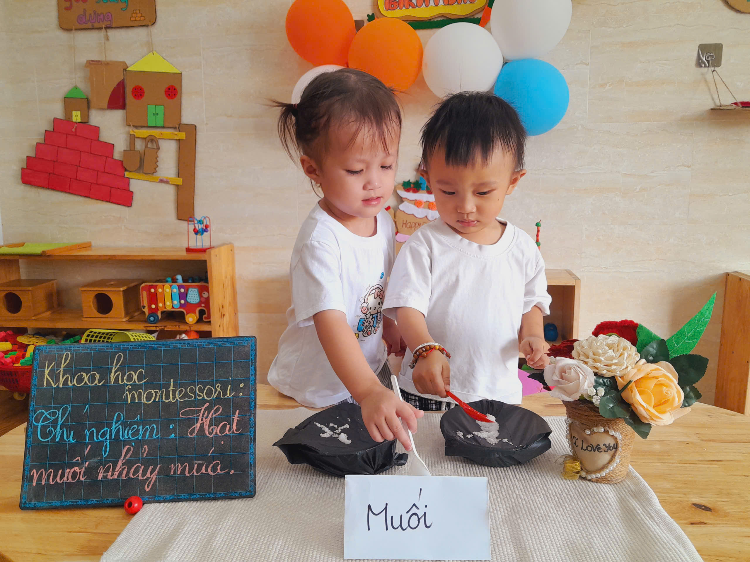Trẻ tự tay thao tác và quan sát trong giờ học Montessori tại Mầm Non Kim Hà