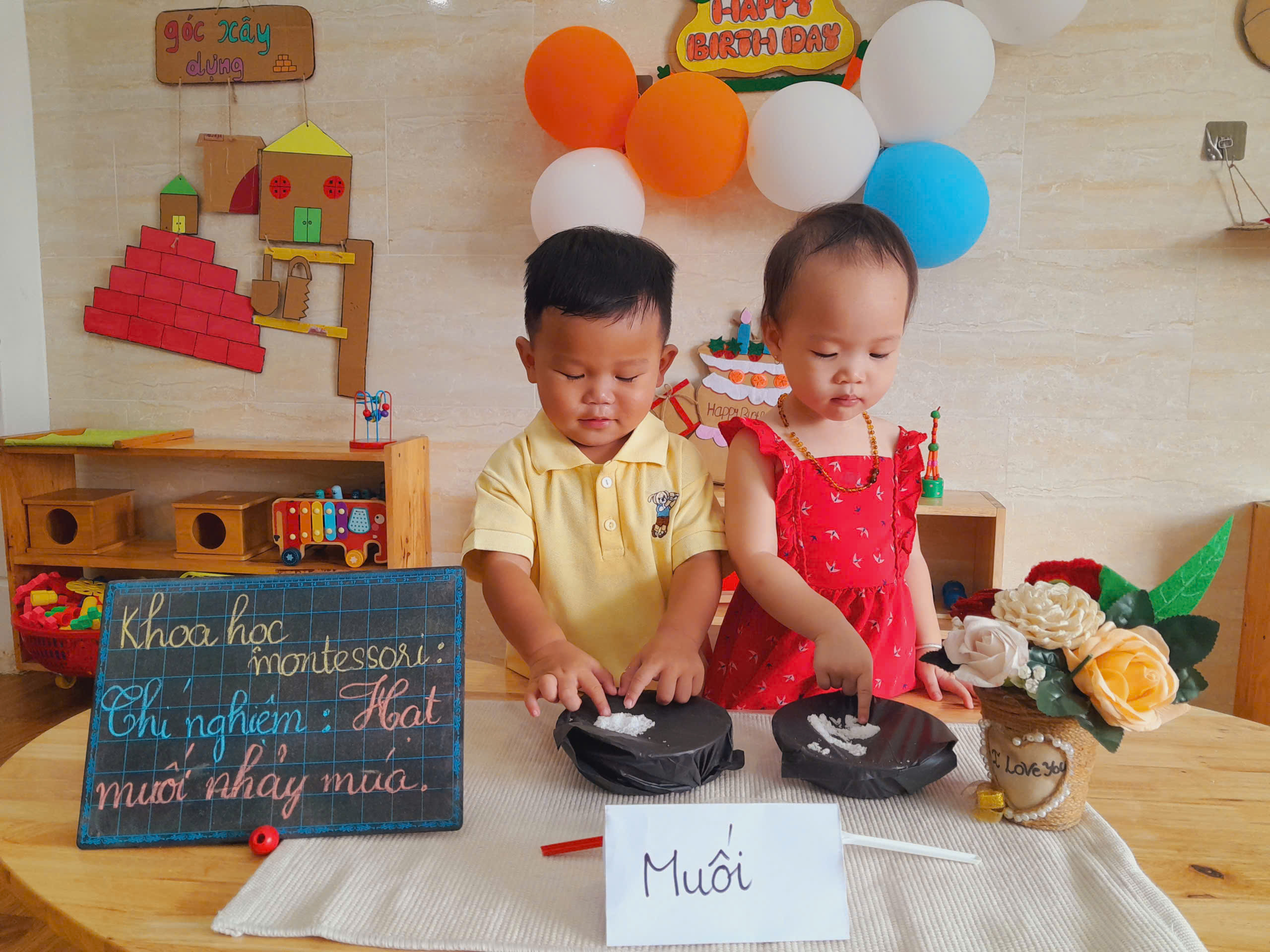 Hai bé cùng khám phá thí nghiệm hạt muối nhảy múa tại lớp