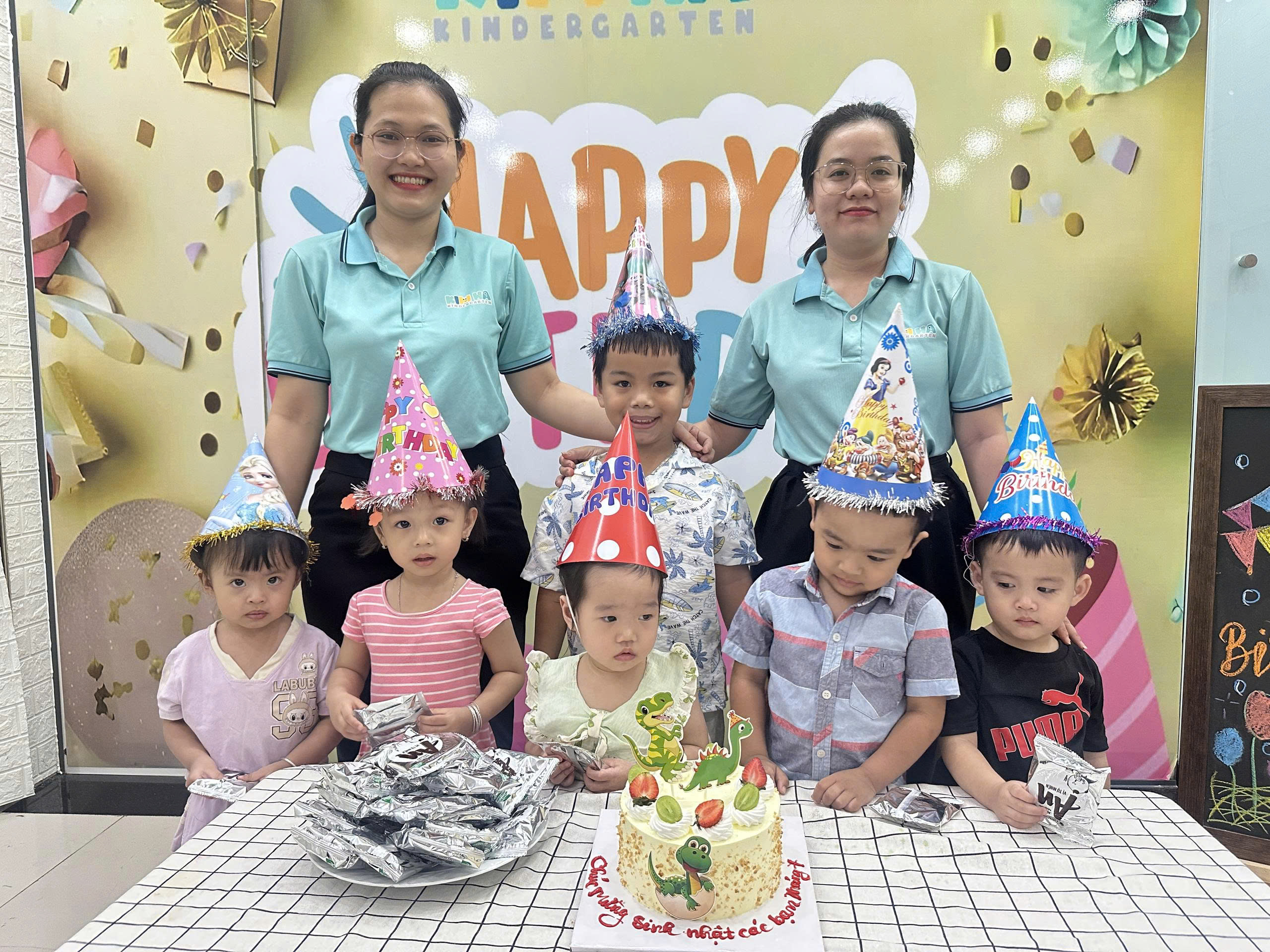 Cô giáo và các bé tràn ngập tình yêu thương 