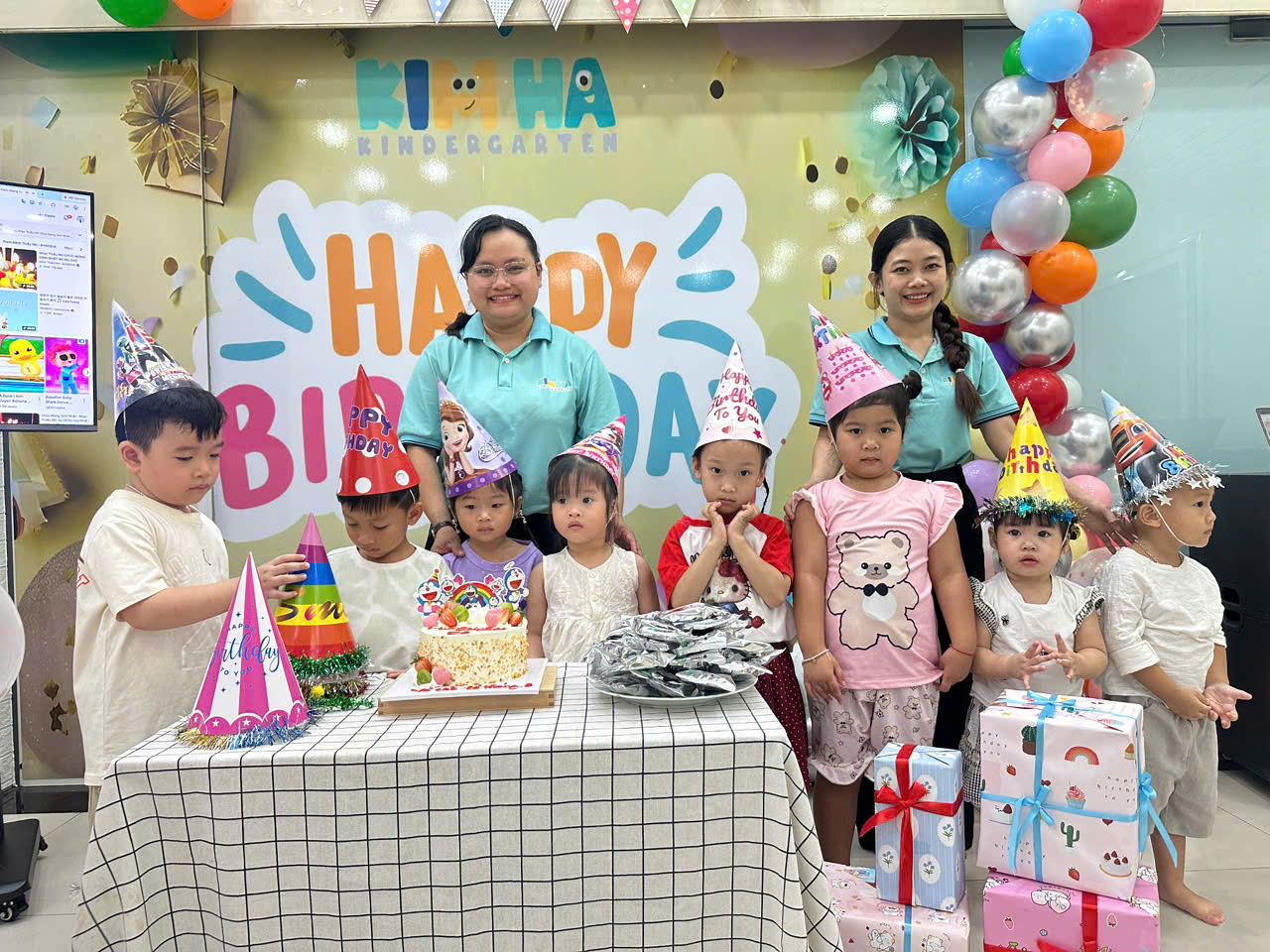 Cô giáo chụp ảnh sinh nhật cùng các bạn nhỏ