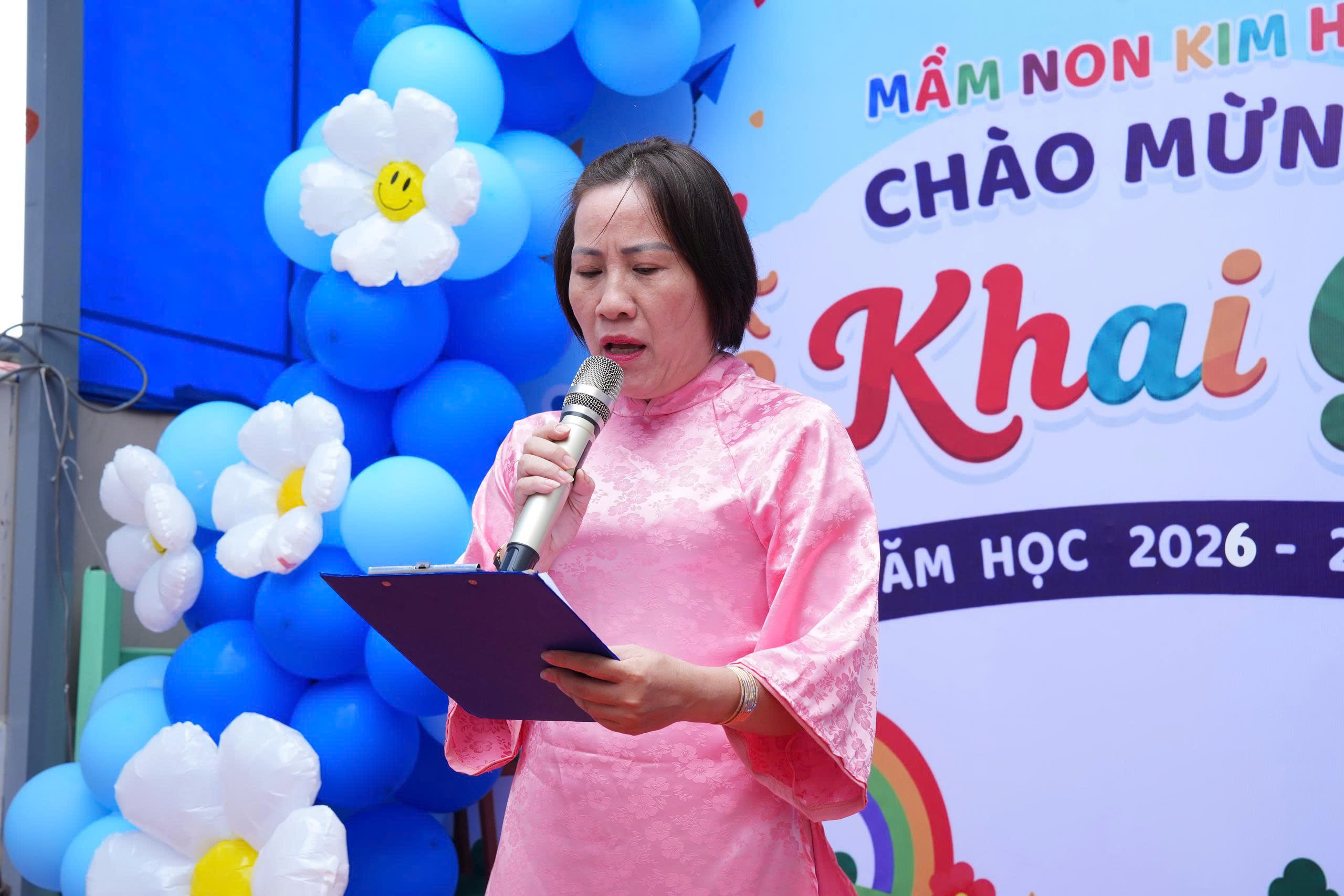 Cô hiệu trưởng phát biểu lễ khai giảng