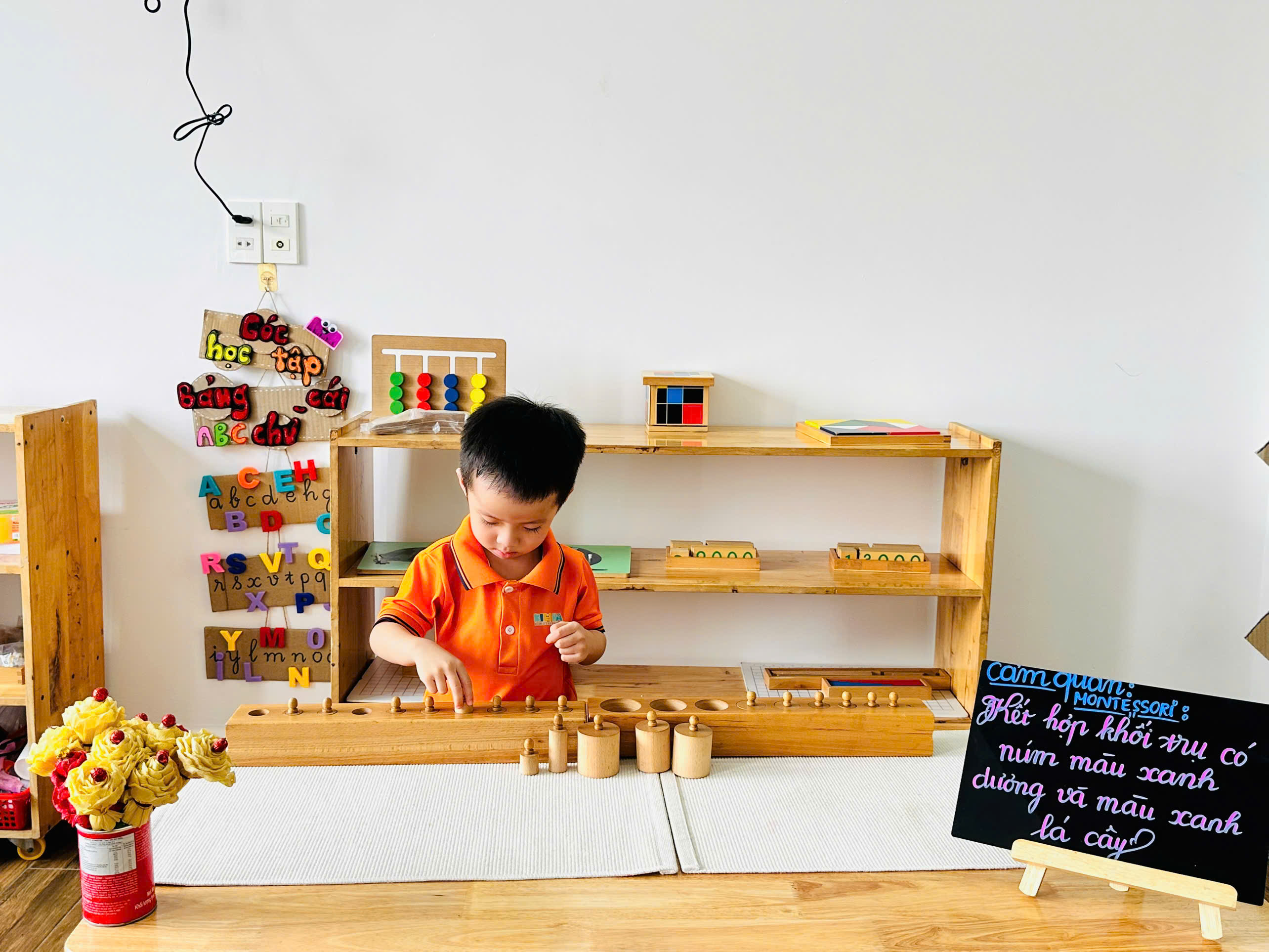 Góc giáo cụ Montessori với bộ khối trụ có núm tại Mầm Non Kim Hà