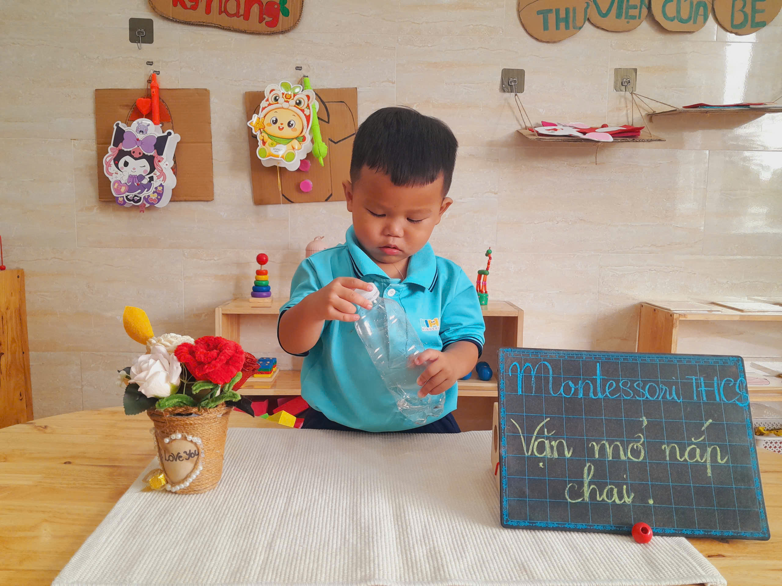 Bé thực hành vặn mở nắp chai theo phương pháp Montessori