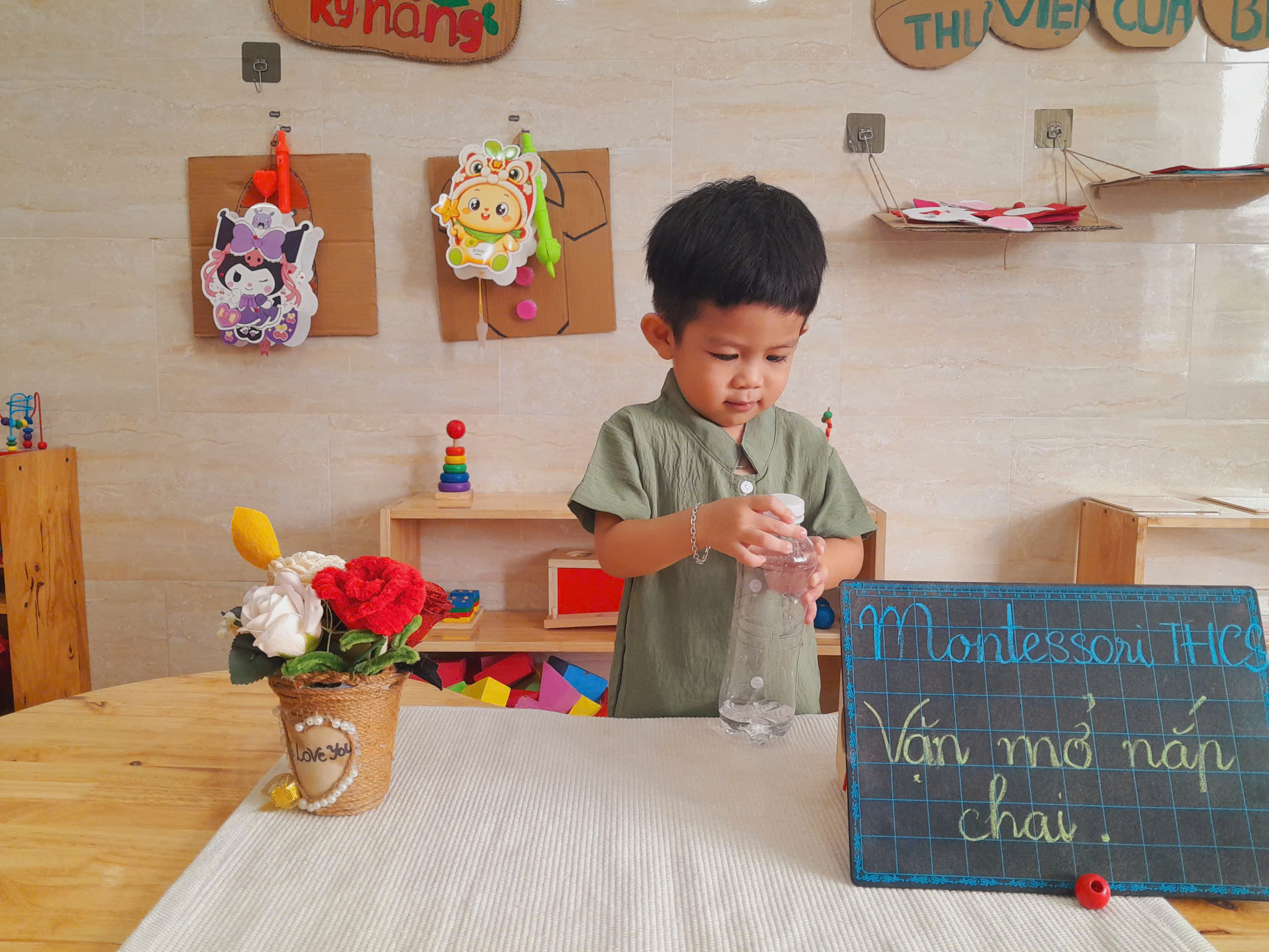 Trẻ mầm non luyện tập vặn mở nắp chai rèn vận động tinh