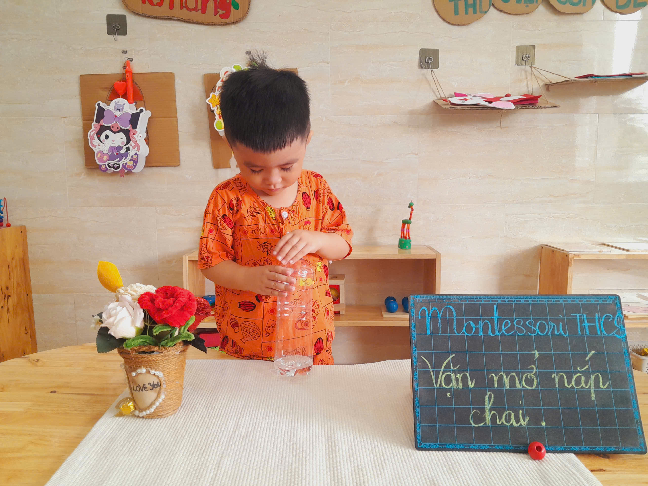 Học sinh Mầm Non Kim Hà vặn mở nắp chai trong giờ học thực hành cuộc sống