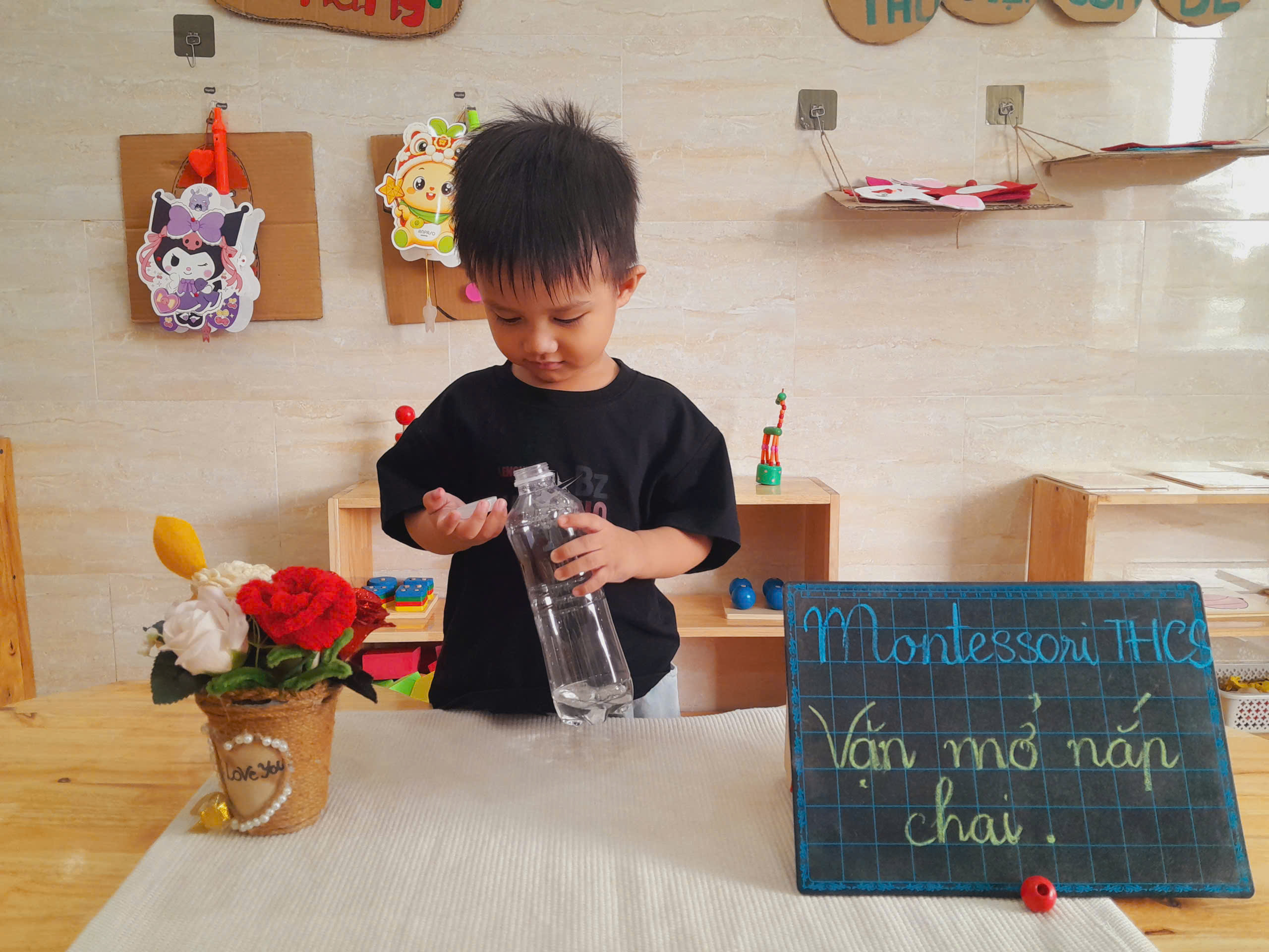 Bé tự tin hoàn thành bài tập vặn mở nắp chai