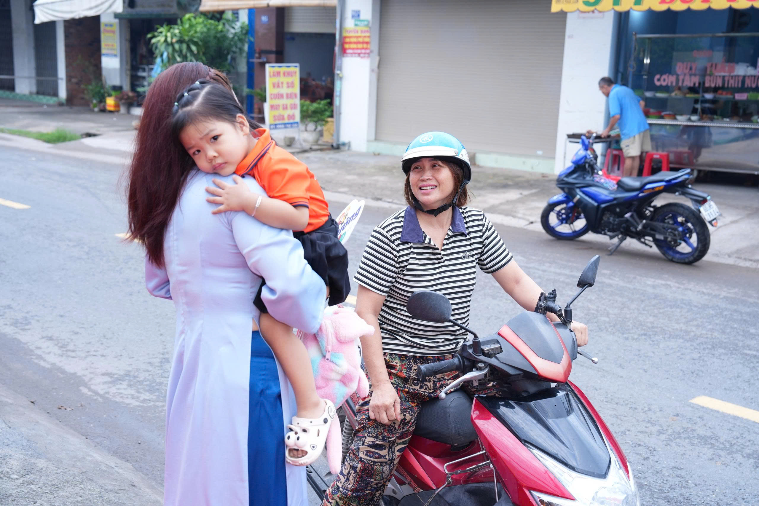 Phụ huynh và cô giáo đón bé đến trường ngày khai giảng tại Mầm Non Kim Hà