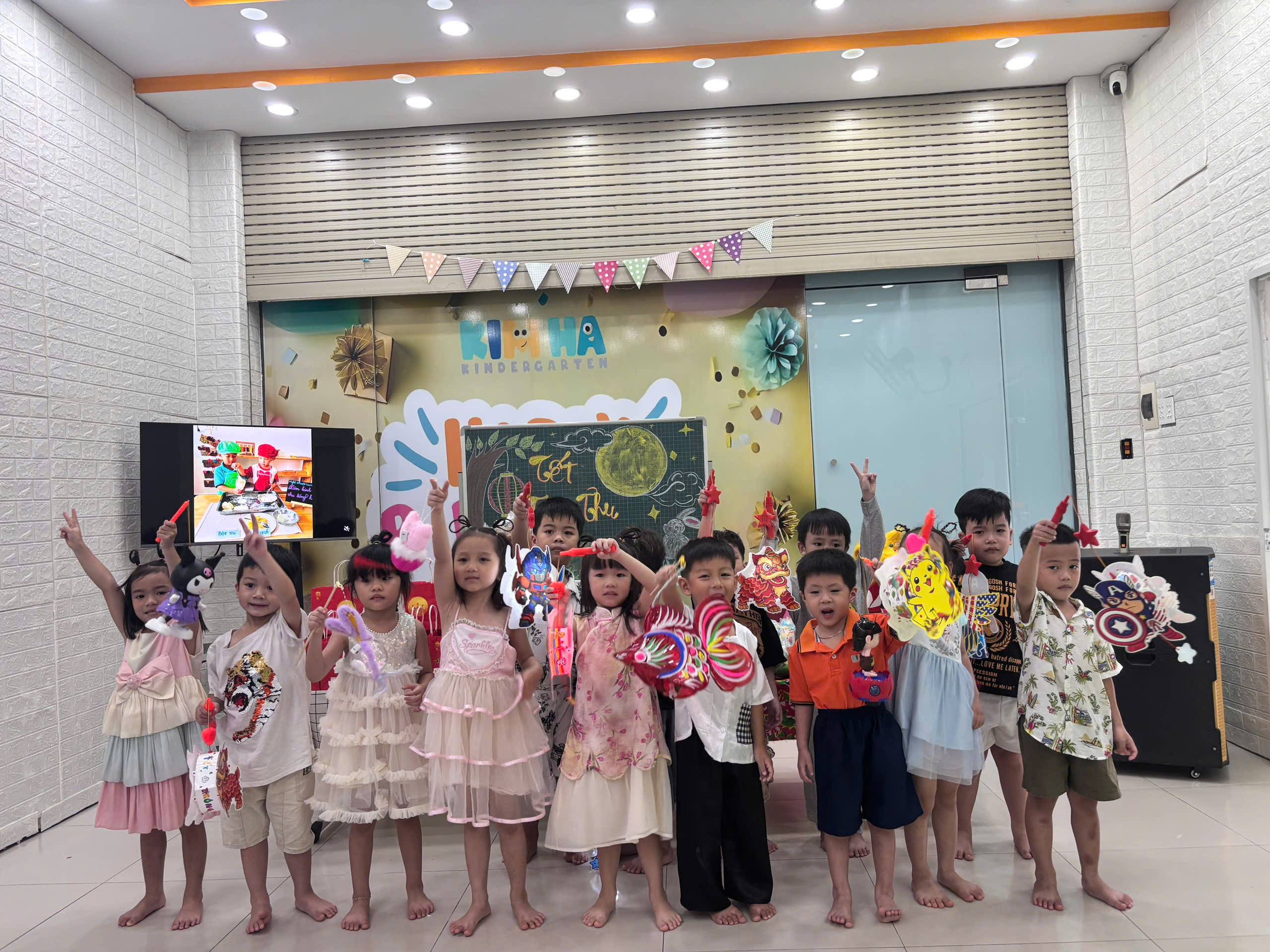 Rước đèn phá cỗ tại Mầm non Kim Hà