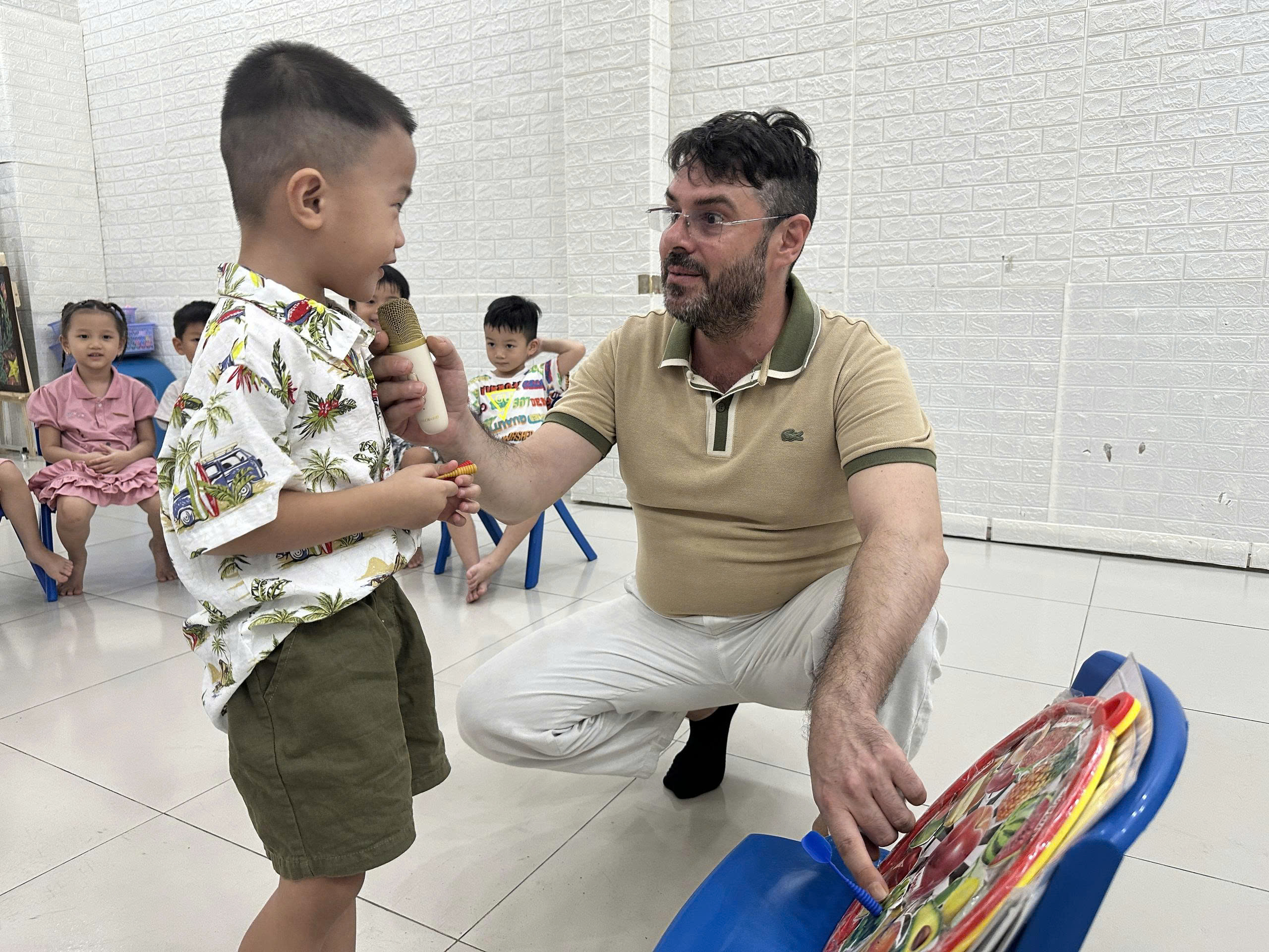 Bé giao tiếp tiếng anh cùng với người bản xứ